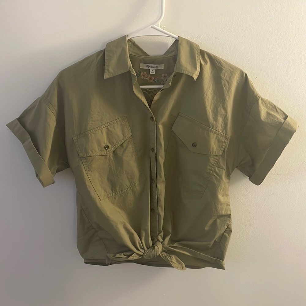 Buttoned tie top